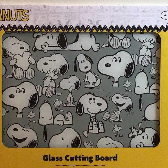 Peanuts Glass Cutting Board - Picture 5 of 13